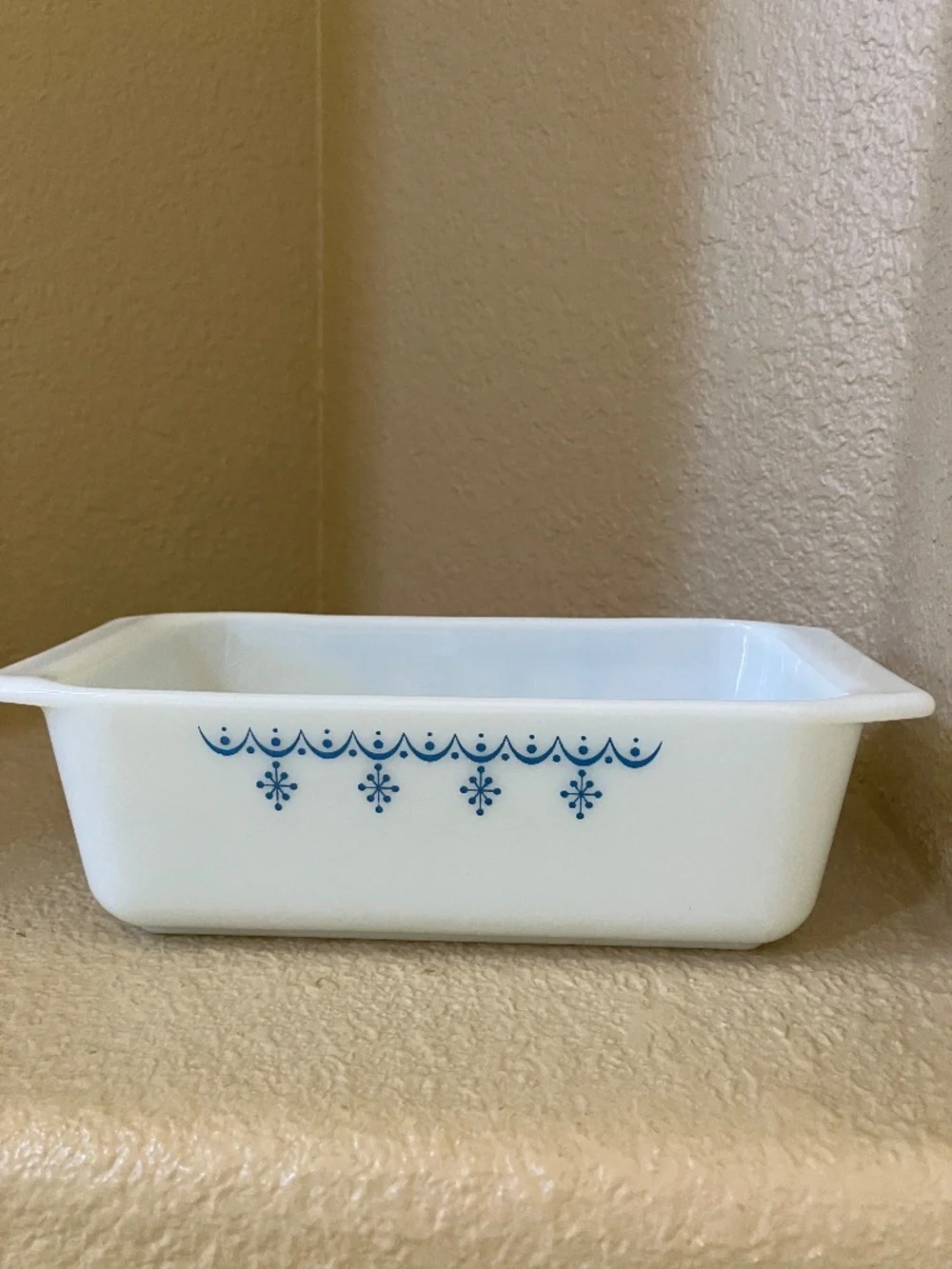 PYREX Vintage Loaf Bread Pan White Blue Snowflake No 913 -  8.5